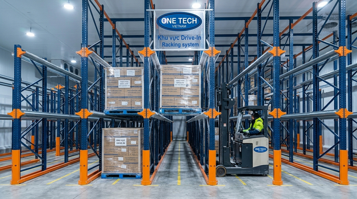 Xe nâng vận hành trong hệ thống kệ drive in kho lạnh
