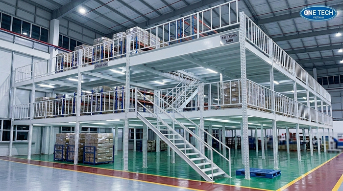 Kệ sàn mezzanine Khánh Hòa lắp đặt trong kho hàng cao tầng