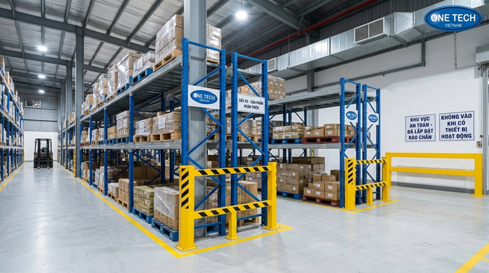 Phụ kiện an toàn giúp giảm va chạm trong kho trung chuyển Phụ kiện an toàn cho kệ kho trung chuyển gồm bảo vệ chân trụ và thanh chắn