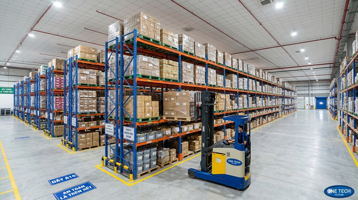 Xe nâng vận hành Kệ Double Deep Khánh Hòa trong kho pallet